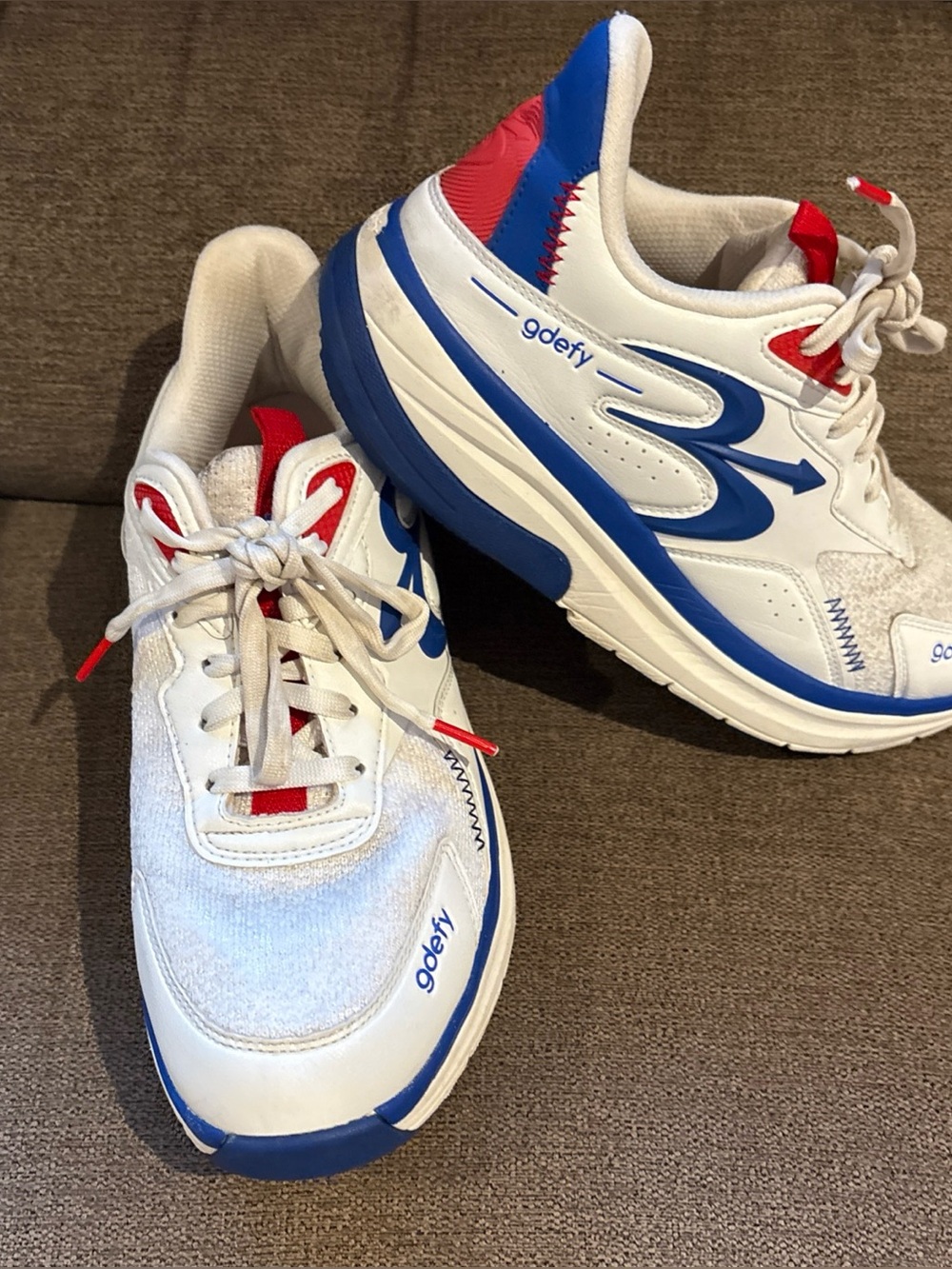 GDEFY Gravity Mens 8 Comfort Walking Shoes White/Blue/Red